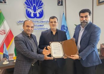 تقدیر از دو مقام مسئول همراه در برگزاری همایش همتوان + عکس