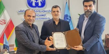 تقدیر از دو مقام مسئول همراه در برگزاری همایش همتوان + عکس